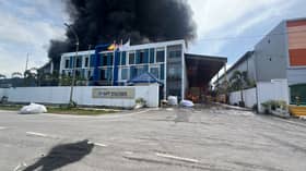 Kebakaran kilang plastik hampir padam, 80 peratus bangunan musnah