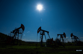 Oil steadies ahead of Ukraine peace talks, US Fed interest rate decision