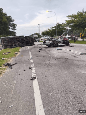 轿车超车未遂与卡车相撞  武装部队1死3伤