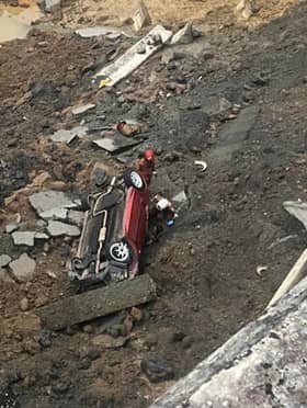 Pemandu cedera kereta terjunam dalam gaung akibat tanah runtuh