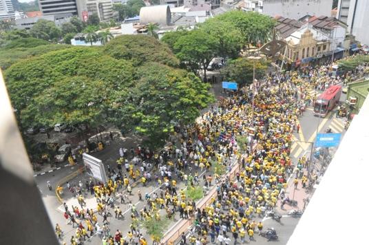 Polis Menembak Gas Pemedih Mata Ke Dalam Himpunan BERSIH Di Dataran Merdeka 
