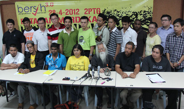 Mahasiswa Dakwa Dipukul Dengan Pistol Oleh Polis