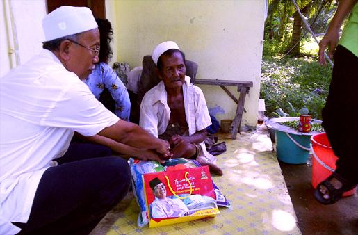 Penduduk Sungai Burong Mengalir Air Mata terima Bantuan SMUE