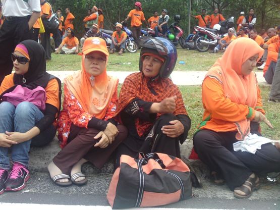 Makcik 61 Tahun Naik Motorsikal Dari Larut Ke Himpunan Oren