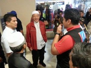 CM visits Kuala Krai to donate RM500,000 to build tents for flood victims