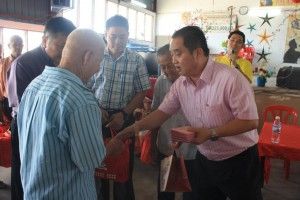 为乐龄和贫困者新春送暖  黄瑞林与B村村委会施赠