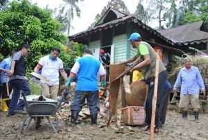 Azmin's treatment, flood victim sheds tears