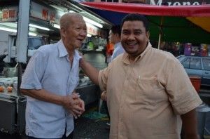 YB ACTIVITIES: Gombak Setia Assemblyman distributes mandarin oranges at night market