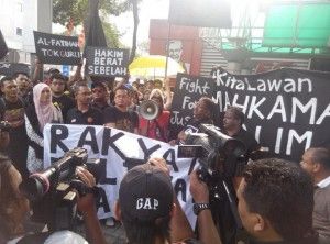 400 gathered in solidarity of Anwar's struggles