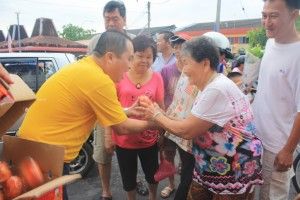 黄瑞林派柑向民众拜年