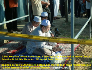 Kelantan Sultan visits Nik Aziz's grave