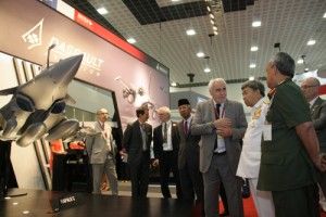 Sultan visits LIMA '15 to witness defence assets