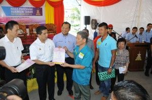 美丽村106户喜获地契  阿兹敏促勿变卖牟利