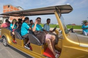 适耕庄再有旅游新点子  6老爷车载游客游景点