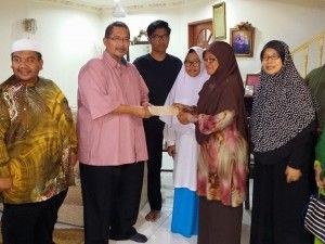 Families of detainees involved in the Perak coup case receives aid