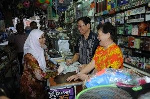 竞选峇东埔国席忙拜票  旺阿兹莎：不忽略加影选民