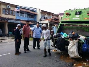 Contractor splashed smelly garbage water 'caught' by Exco