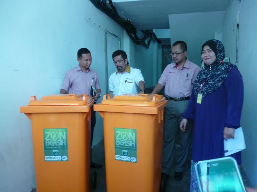 Worldwide赞助50垃圾桶  绍嘉娜居民不再为垃圾愁