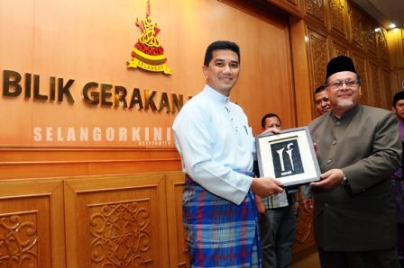 CM: Selangor-Kelantan governments complementary