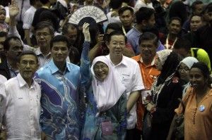 阿兹敏：蓝眼全力支持  旺姐能胜任反对党领袖