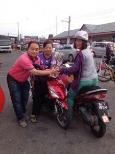 1,000 flowers distributed to appreciate mother's love