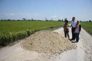 黄瑞林拨款填补路洞