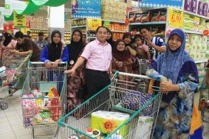 雪州派佳节100元购物劵  适耕庄400户家庭受惠