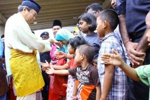 雪政府门户开放  5万人庆开斋佳节