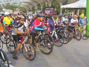 250 cycling participants sport the national flag