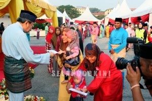Sultan breaks fast at Taman Subang Perdana Mosque
