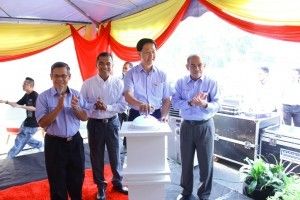 Selangor launches free bus, BN increases oil prices