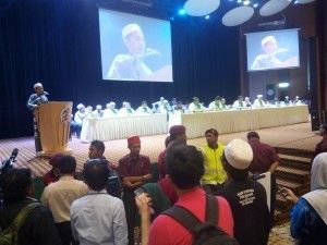 Nik Abduh the new PAS Youth Chief, Suhaizat congratulates