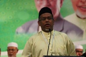 Hanipa's story of being challenged to be a lawyer for climbing over the dorm fence amused everyone