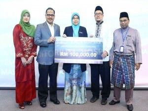 PKNS presents RM100,000 in Zakat to the Selayang Hospital's Malaysian Medical Welfare Fund