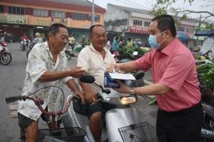 国内烟霾情况恶化  雪州议员派口罩送暖