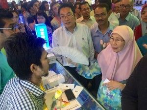 访刘蝶广场派送玫瑰  公正党谴责916集会