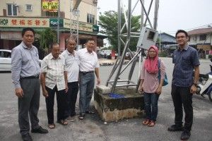 适耕庄B村牌楼被撞毁  肇事者受促维修防意外