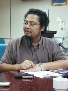 National leaders should use official language, not 'rojak'