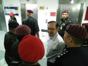 Anwar becomes the 'middleman', Khalid & Saifuddin settles out of court