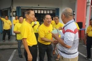 YB ACTIVITIES: Sekinchan Assemblyman distributes 500 Essence of Chicken bottles in conjunction with Parents' Day