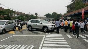 蒲种国中前设停车位  解塞车恶梦