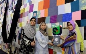 Recycled handbag make world record