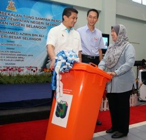 旧管理层没公开招标      用户面对水费调涨