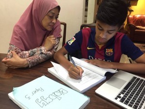 阿兹敏：勇敢如我  幼子如常上学应考