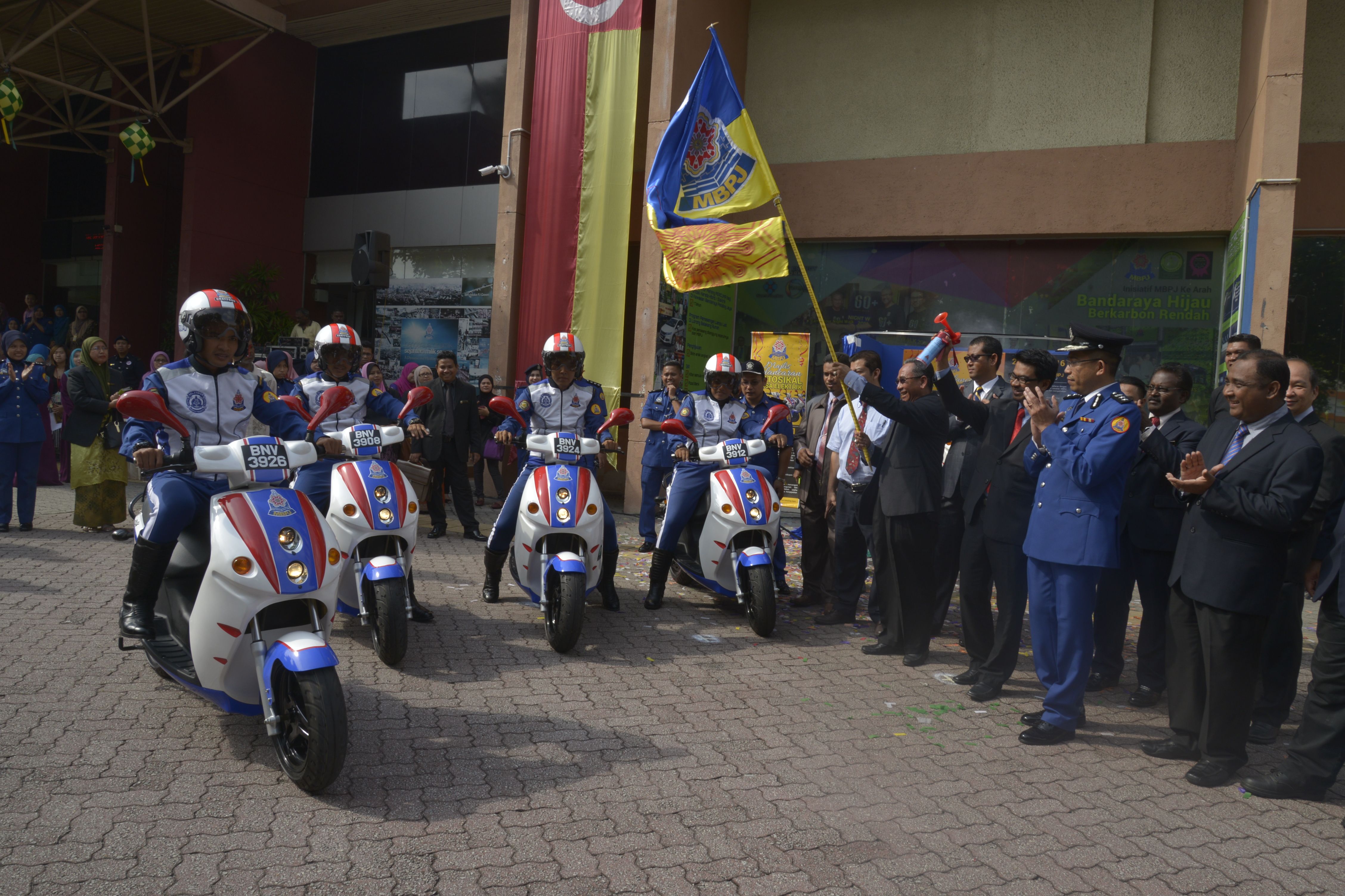 添5环保电动摩托车 灵市厅迈向绿色城市