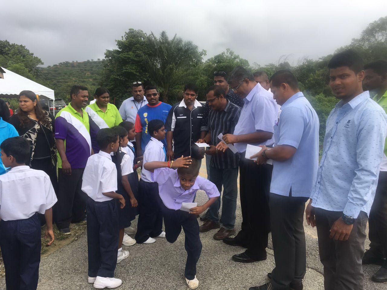 议员被禁校园移交援助  乌雪教育局被批不专业