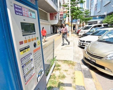 隆市公交欠完善   涨停车费行不通