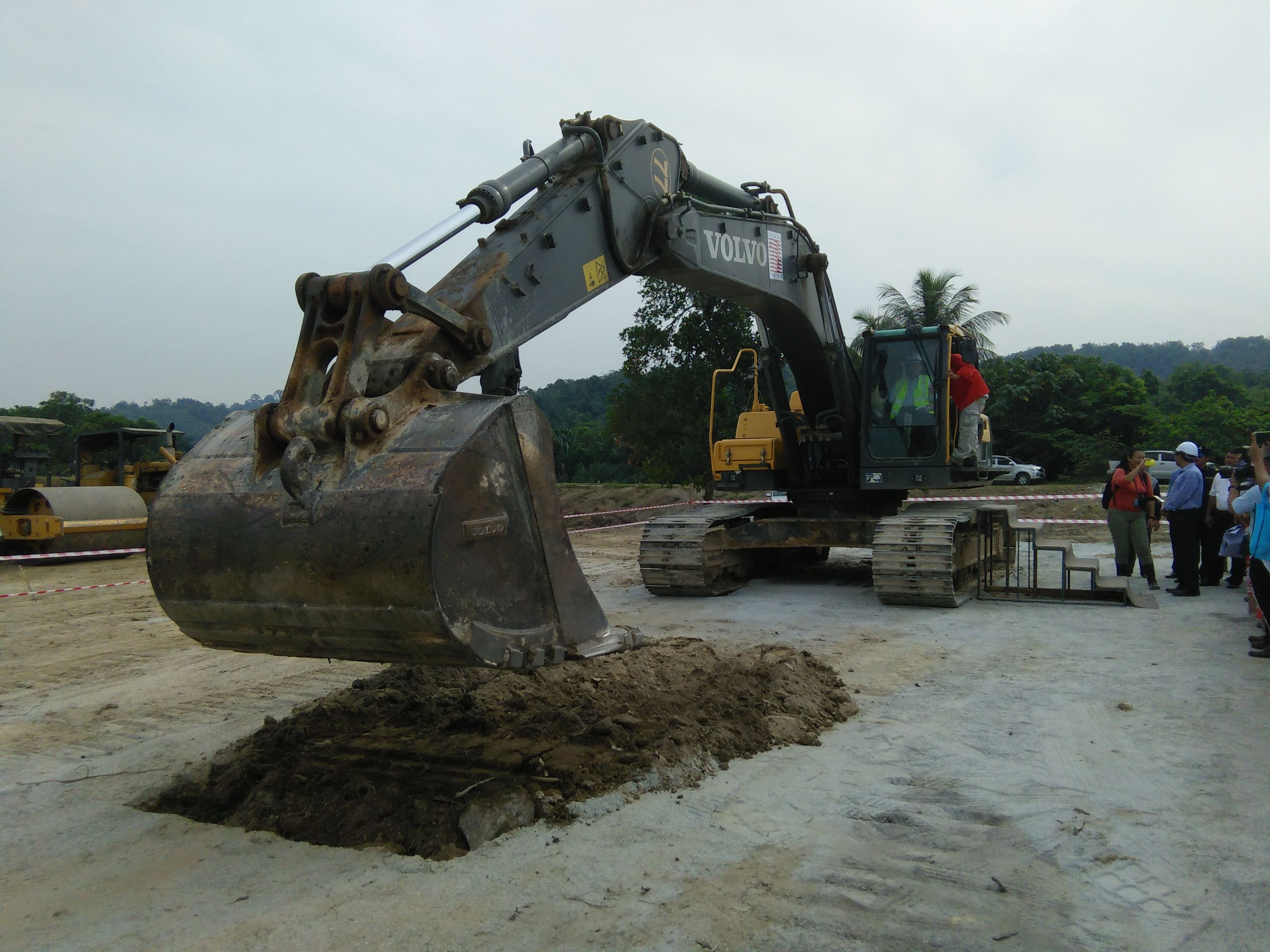 士毛月2滤水站动土 阿兹敏：应付10万用户需求