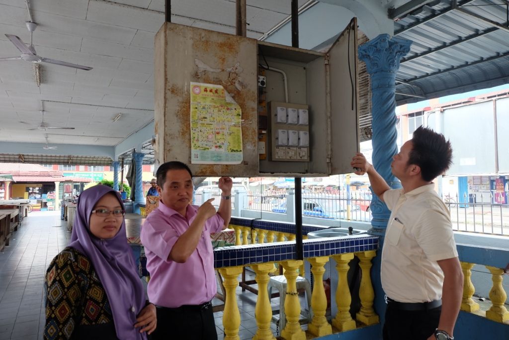 位置太低路人易撞头 小贩要求重置电箱