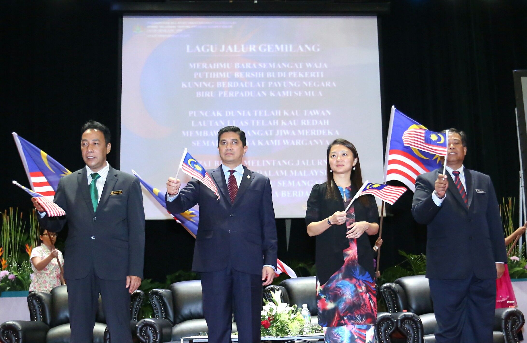 阿兹敏：不应强制挂国旗  爱国是不盗窃国家财富